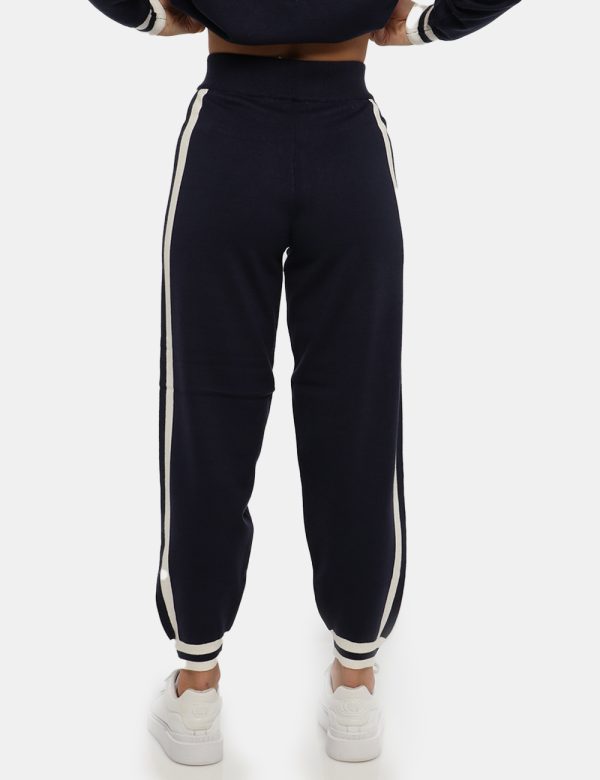 Pantalone Sandro Ferrone blu - COMPOSIZIONE E VESTIBILITÀ:50% viscosa 30% poliamide 20% poliestereLa modella è alta 170 cm e