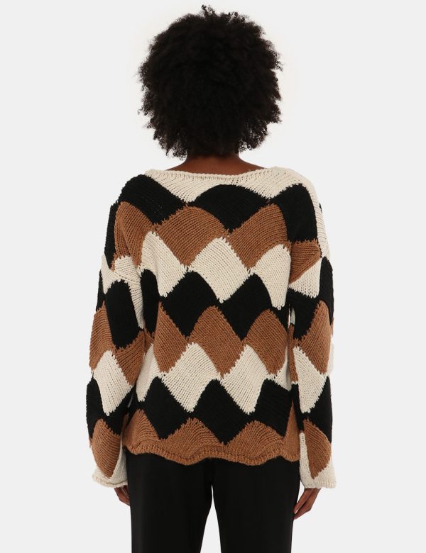 Maglione Sandro Ferrone fantasia - 75% acrilico 15%poliestere 10% lana La modella indossa la taglia S ed è alta 170 cm e la