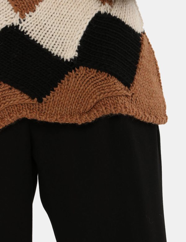 Maglione Sandro Ferrone fantasia - 75% acrilico 15%poliestere 10% lana La modella indossa la taglia S ed è alta 170 cm e la