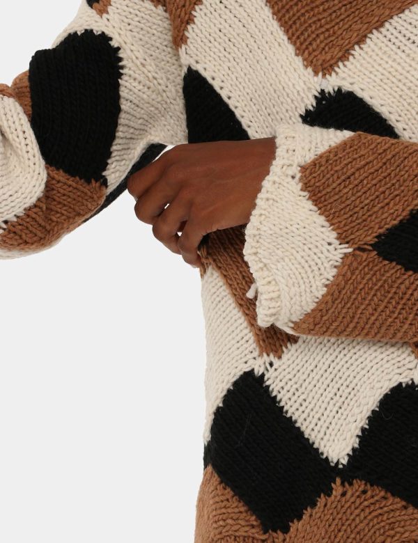 Maglione Sandro Ferrone fantasia - 75% acrilico 15%poliestere 10% lana La modella indossa la taglia S ed è alta 170 cm e la