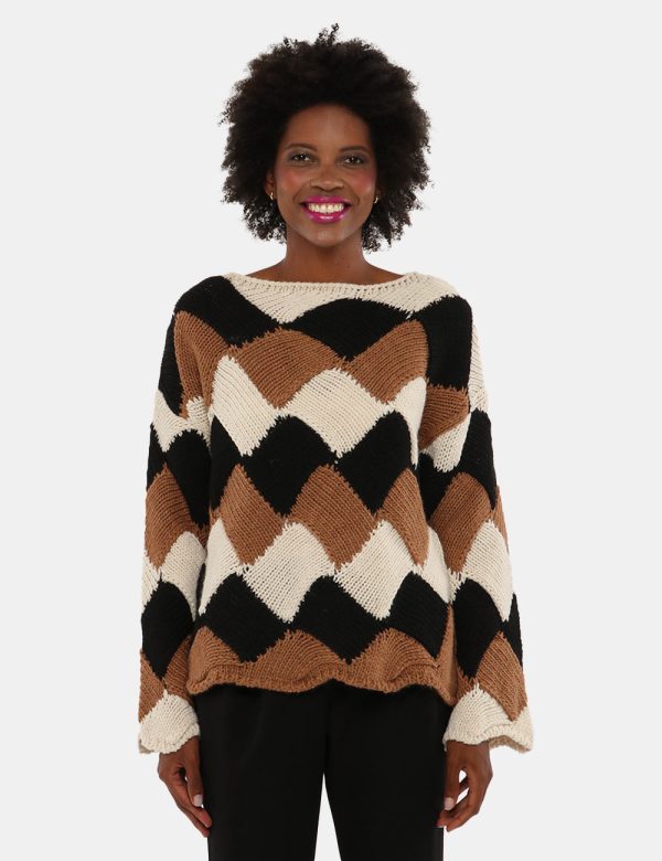 Maglione Sandro Ferrone fantasia - 75% acrilico 15%poliestere 10% lana La modella indossa la taglia S ed è alta 170 cm e la