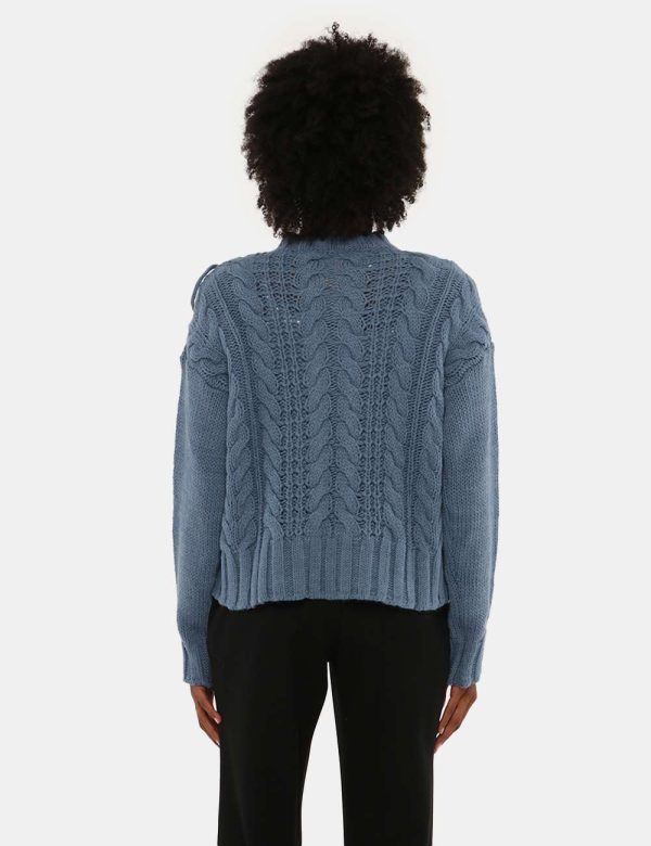Maglione Sandro Ferrone intrecciato - 75% acrilico 10% viscosa 10% lana 5% alpacaLa modella indossa la taglia S ed è alta 17