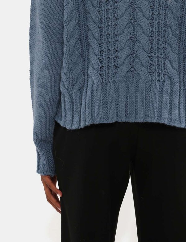 Maglione Sandro Ferrone intrecciato - 75% acrilico 10% viscosa 10% lana 5% alpacaLa modella indossa la taglia S ed è alta 17