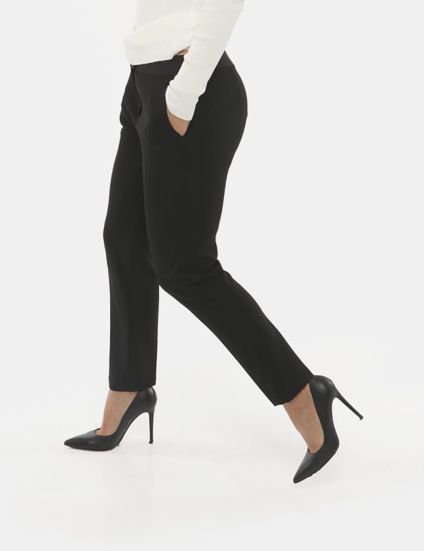 Pantalone Vougue in crepe scuba in coordinato - 95% poliestere 5% elastanLa modella indossa la taglia S e la vestibilità del
