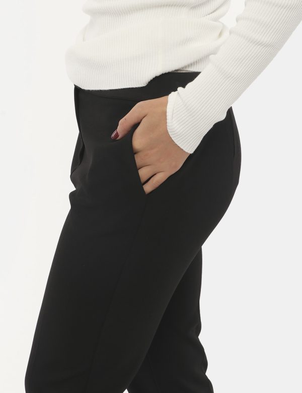 Pantalone Vougue in crepe scuba in coordinato - 95% poliestere 5% elastanLa modella indossa la taglia S e la vestibilità del