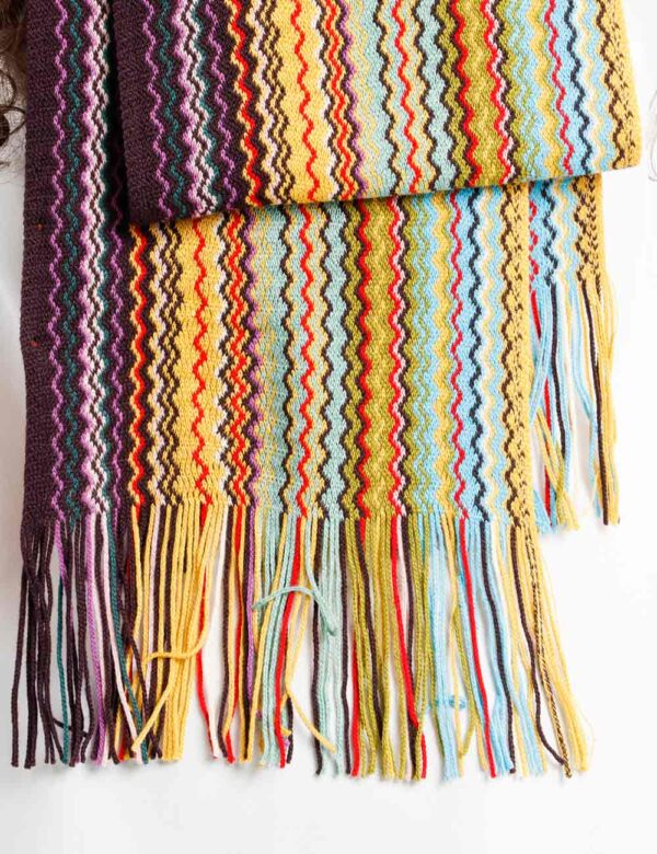 Sciarpa Missoni con frange - 50% lana 50% acrilicoDimensioni: 250 cm x 20 cmColora il tuo inverno con una sciarpa dalla fant