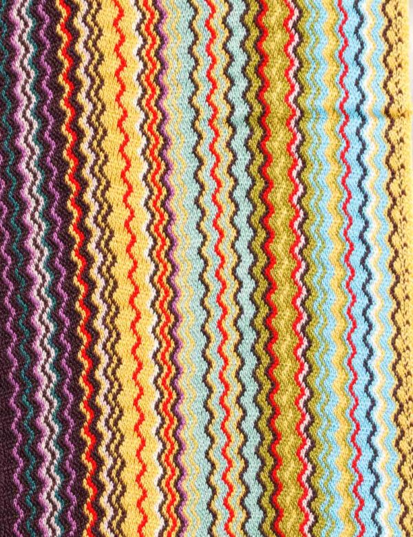 Sciarpa Missoni con frange - 50% lana 50% acrilicoDimensioni: 250 cm x 20 cmColora il tuo inverno con una sciarpa dalla fant
