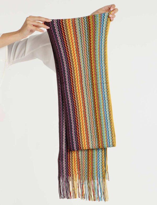 Sciarpa Missoni con frange - 50% lana 50% acrilicoDimensioni: 250 cm x 20 cmColora il tuo inverno con una sciarpa dalla fant