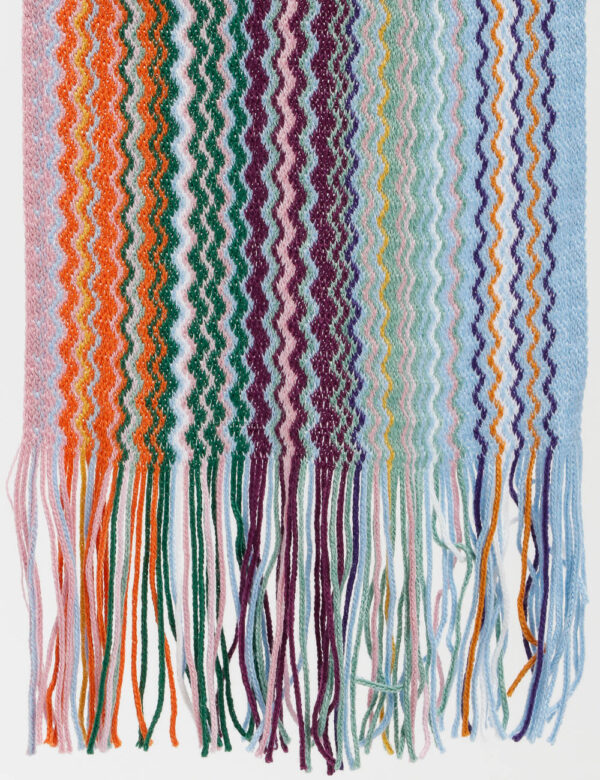 Sciarpa Missoni con frange - 50% acrilico 50% lanaDimensioni: 250 cm x 20 cmColora il tuo inverno con una sciarpa dalla fant