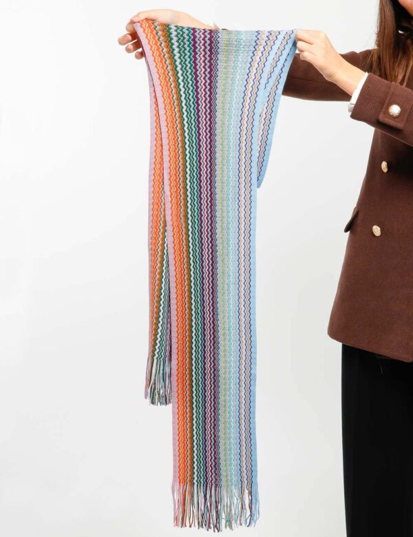 Sciarpa Missoni con frange - 50% acrilico 50% lanaDimensioni: 250 cm x 20 cmColora il tuo inverno con una sciarpa dalla fant