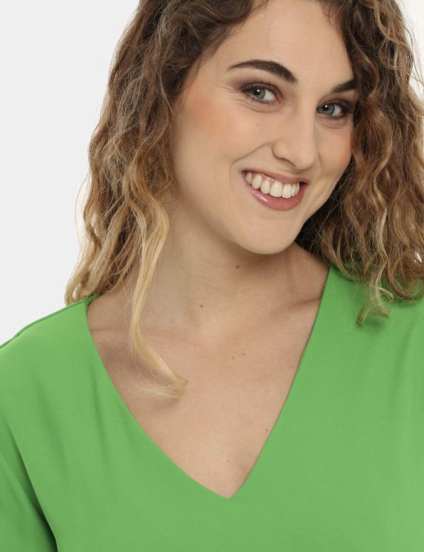 Vestito Vougue verde - COMPOSIZIONE E VESTIBILITÀ:96% poliestere 4% elastaneLa modella è alta 170 cm e indossa la taglia S.