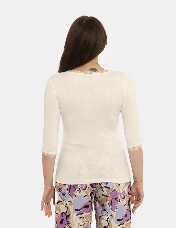 Maglia Vougue bianca - COMPOSIZIONE E VESTIBILITÀ:96% viscosa 4% elastaneLa modella è alta 161 cm e indossa la taglia S. La