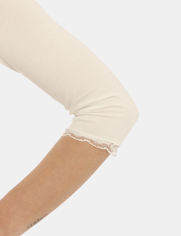 Maglia Vougue bianca - COMPOSIZIONE E VESTIBILITÀ:96% viscosa 4% elastaneLa modella è alta 161 cm e indossa la taglia S. La