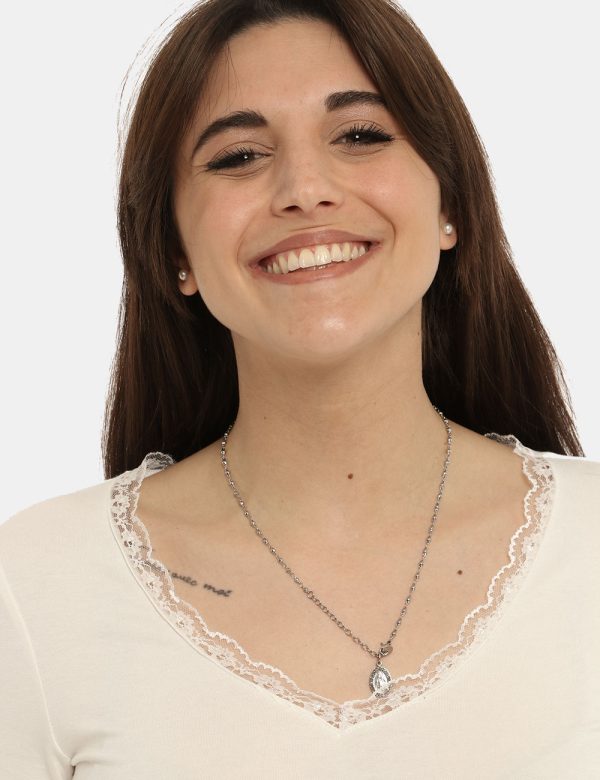 Maglia Vougue bianca - COMPOSIZIONE E VESTIBILITÀ:96% viscosa 4% elastaneLa modella è alta 161 cm e indossa la taglia S. La
