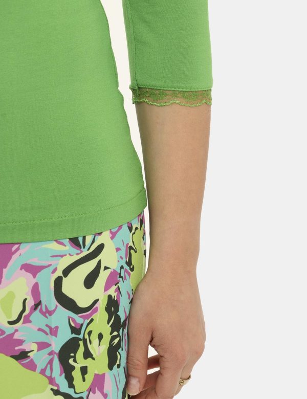 Maglia Vougue verde - COMPOSIZIONE E VESTIBILITÀ:96% viscosa 4% elastaneLa modella è alta 161 cm e indossa la taglia S. La v