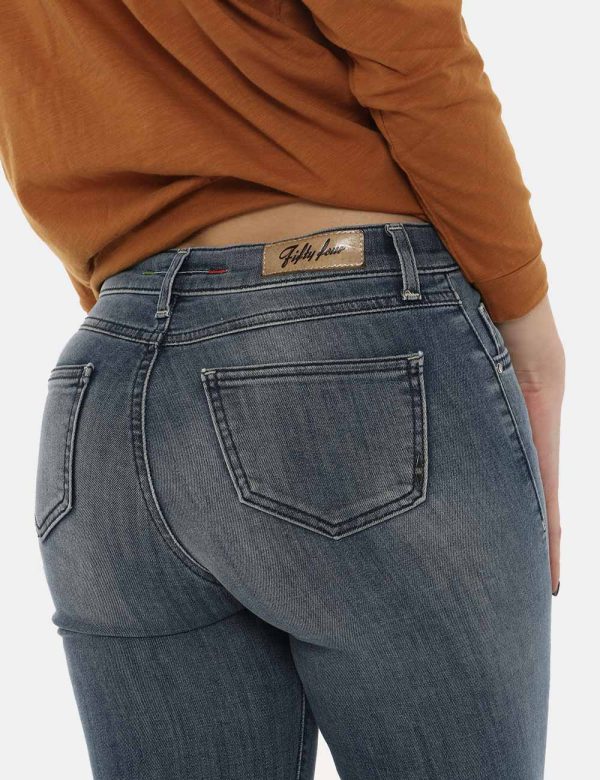 Jeans Fifty Four blu denim - COMPOSIZIONE E VESTIBILITÀ:70% cotone 28% poliestere 2% elastaneLa modella è alta 170 cm e indo