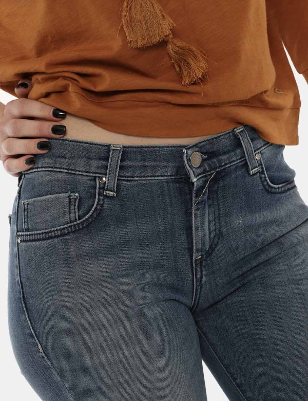 Jeans Fifty Four blu denim - COMPOSIZIONE E VESTIBILITÀ:70% cotone 28% poliestere 2% elastaneLa modella è alta 170 cm e indo