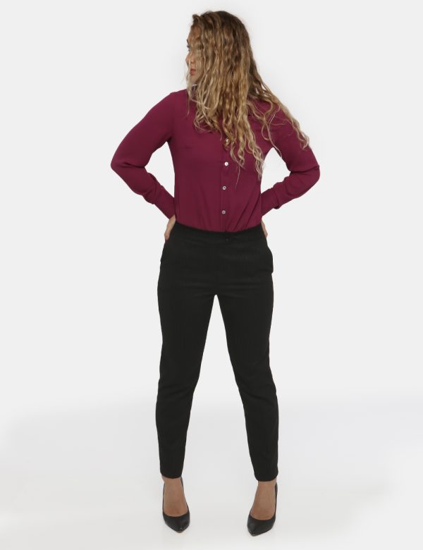 Pantalone Vougue gessato nero - COMPOSIZIONE E VESTIBILITÀ:66% poliestere 31% viscosa 3% elastaneLa modella è alta 176 cm e