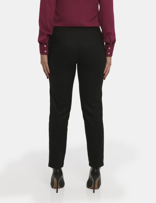 Pantalone Vougue gessato nero - COMPOSIZIONE E VESTIBILITÀ:66% poliestere 31% viscosa 3% elastaneLa modella è alta 176 cm e