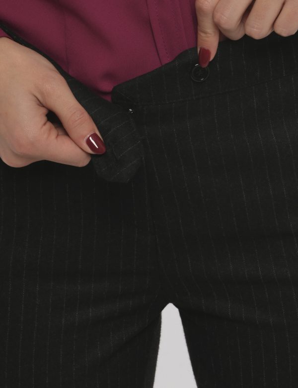 Pantalone Vougue gessato nero - COMPOSIZIONE E VESTIBILITÀ:66% poliestere 31% viscosa 3% elastaneLa modella è alta 176 cm e