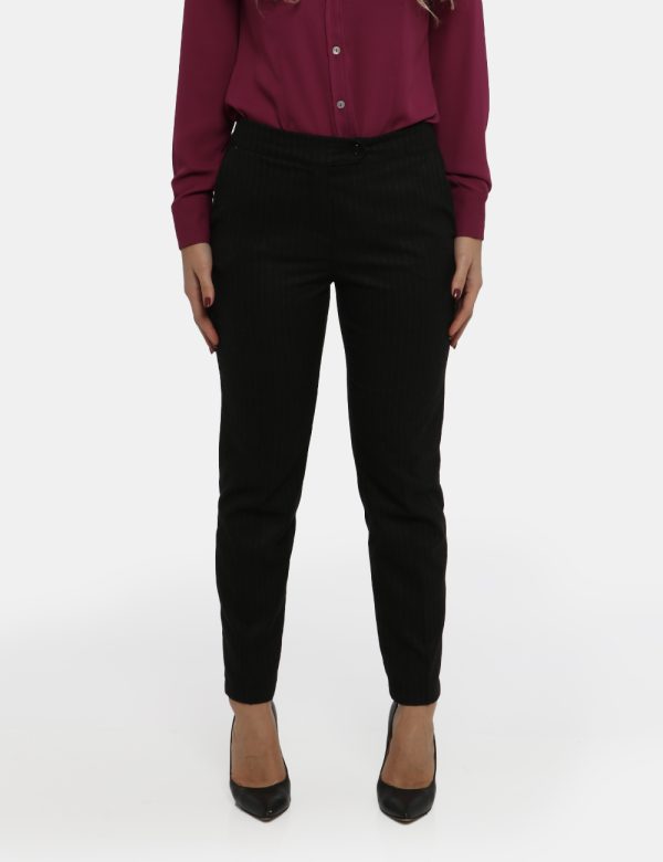 Pantalone Vougue gessato nero - COMPOSIZIONE E VESTIBILITÀ:66% poliestere 31% viscosa 3% elastaneLa modella è alta 176 cm e