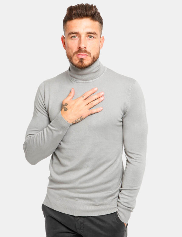 Maglia Smiling London a collo alto - 80% viscosa 20% nylonIl modello indossa la taglia L ed è alto 178 cm e la vestibilità
