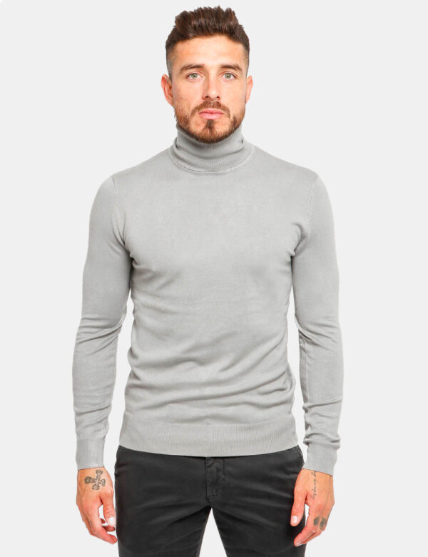Maglia Smiling London a collo alto - 80% viscosa 20% nylonIl modello indossa la taglia L ed è alto 178 cm e la vestibilità