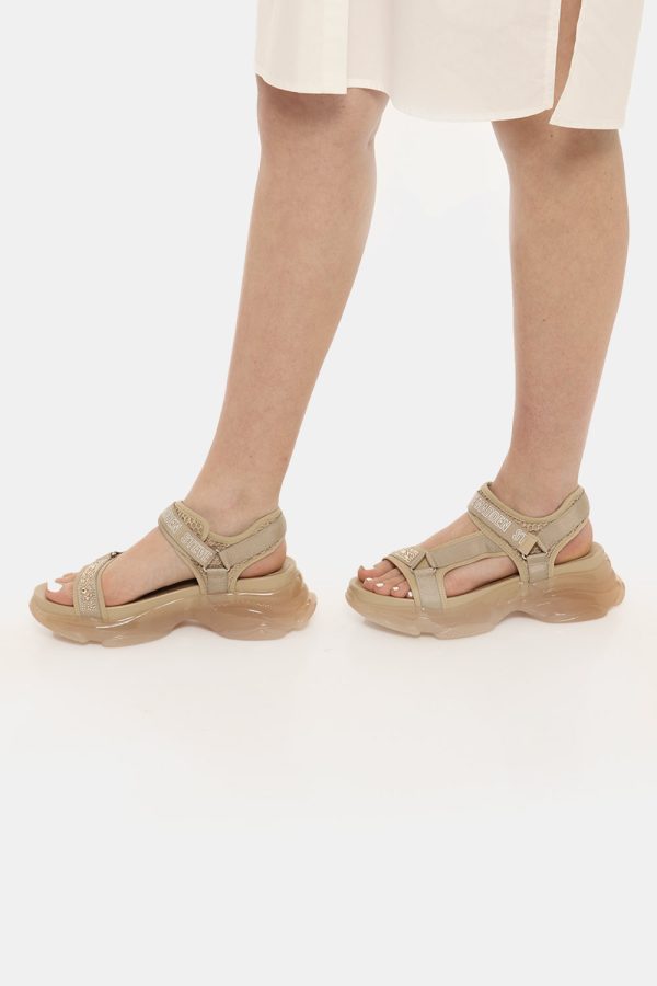 Sandali Steve Madden beige con glitter - COMPOSIZIONE E VESTIBILITÀ:Tessuto e altri materialiLa modella calza il numero 9 co