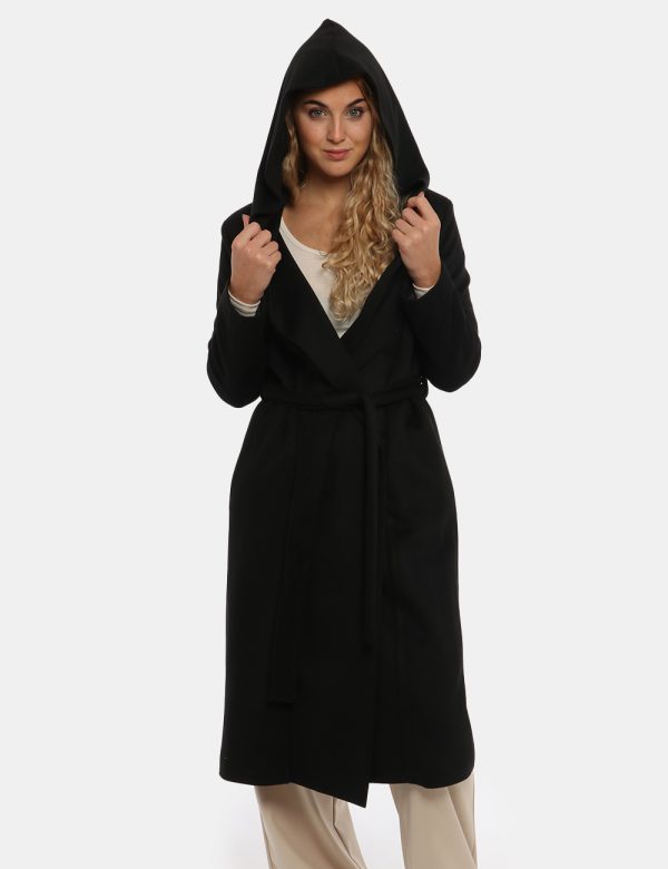 Cappotto Vougue nero - COMPOSIZIONE E VESTIBILITÀ:92% poliestere 8% viscosaLa modella è alta 170 cm e indossa la taglia S. L