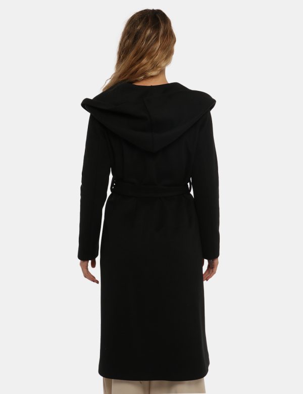 Cappotto Vougue nero - COMPOSIZIONE E VESTIBILITÀ:92% poliestere 8% viscosaLa modella è alta 170 cm e indossa la taglia S. L