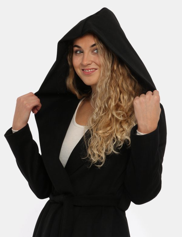 Cappotto Vougue nero - COMPOSIZIONE E VESTIBILITÀ:92% poliestere 8% viscosaLa modella è alta 170 cm e indossa la taglia S. L