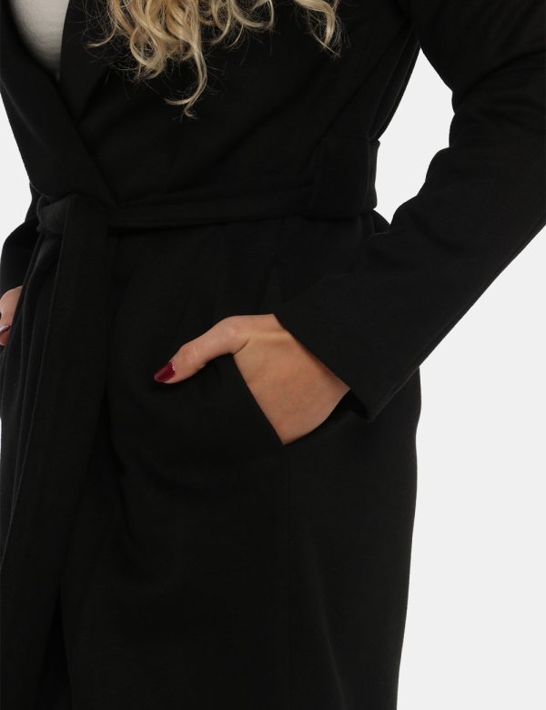 Cappotto Vougue nero - COMPOSIZIONE E VESTIBILITÀ:92% poliestere 8% viscosaLa modella è alta 170 cm e indossa la taglia S. L