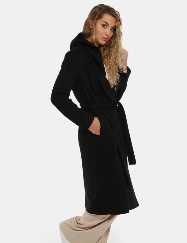 Cappotto Vougue nero - COMPOSIZIONE E VESTIBILITÀ:92% poliestere 8% viscosaLa modella è alta 170 cm e indossa la taglia S. L