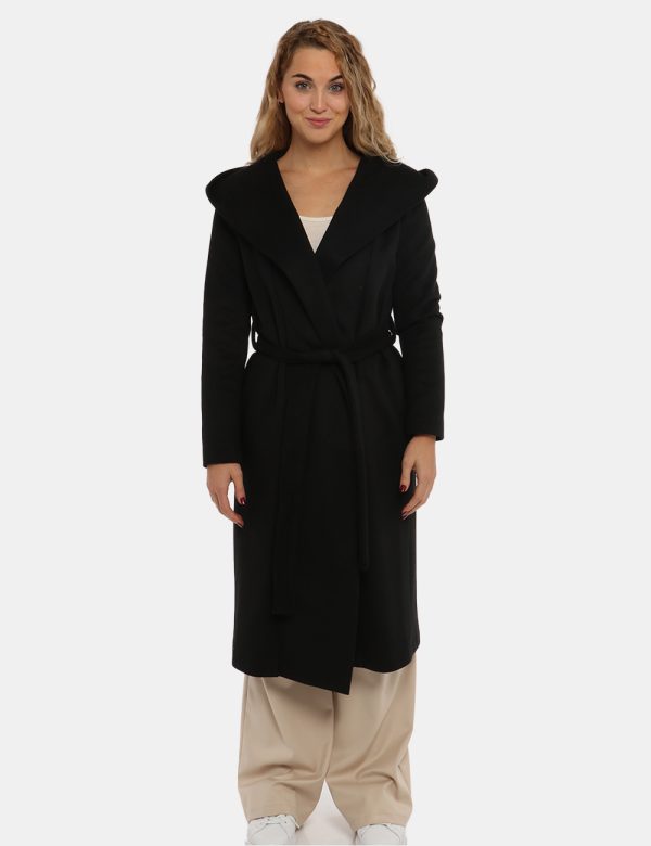 Cappotto Vougue nero - COMPOSIZIONE E VESTIBILITÀ:92% poliestere 8% viscosaLa modella è alta 170 cm e indossa la taglia S. L