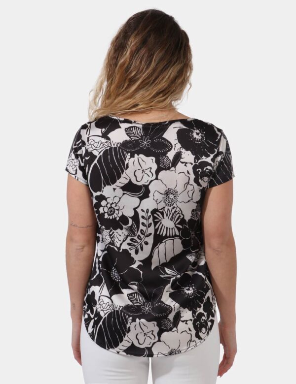 T-shirt Vougue Nero - T-shirt in simil raso con stampa floreale in bianco e nero. Il capo gode di girocollo classico ed ha