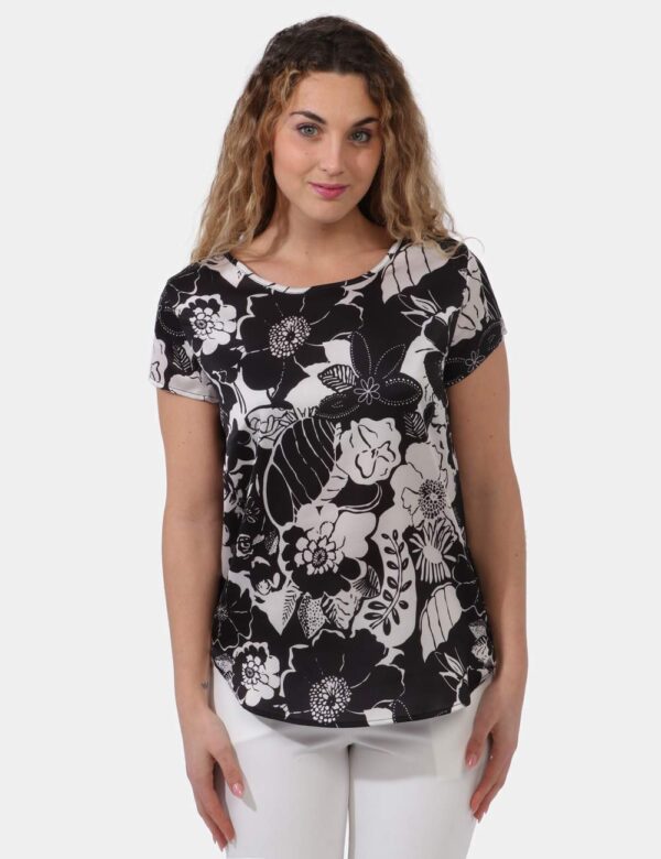 T-shirt Vougue Nero - T-shirt in simil raso con stampa floreale in bianco e nero. Il capo gode di girocollo classico ed ha
