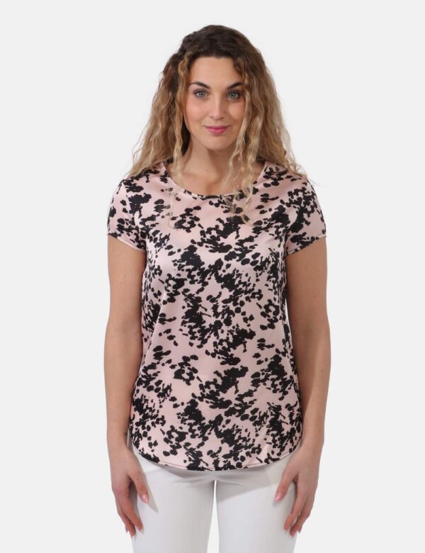 T-shirt Vougue Rosa - T-shirt in simil raso su base rosa chiaro con stampa allover pois neri. Il capo gode di girocollo clas