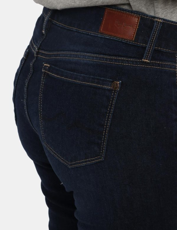 Jeans Pepe Jeans blu denim - COMPOSIZIONE E VESTIBILITÀ:98% cotone 2% elastaneLa modella è alta 172 cm e indossa la taglia 2