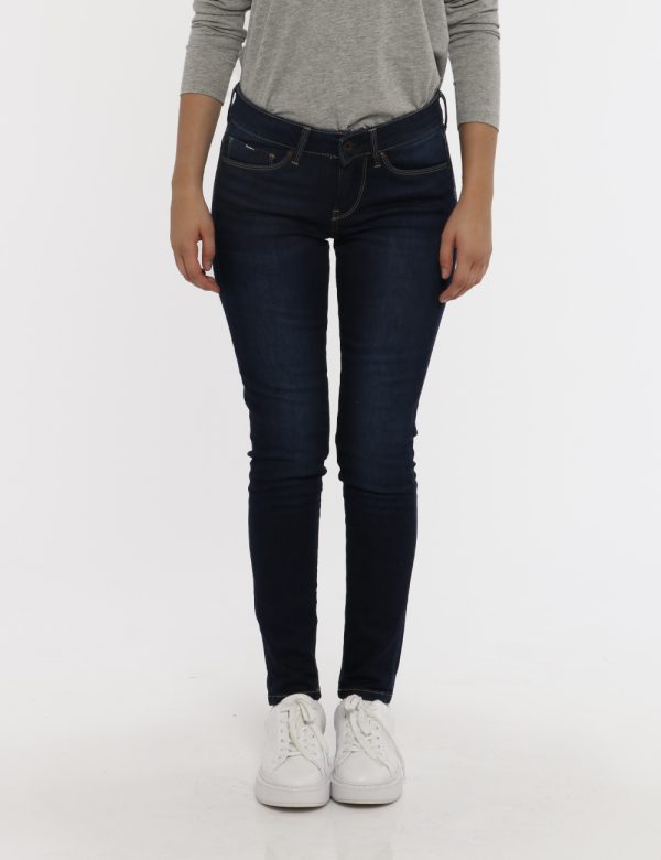 Jeans Pepe Jeans blu denim - COMPOSIZIONE E VESTIBILITÀ:98% cotone 2% elastaneLa modella è alta 172 cm e indossa la taglia 2