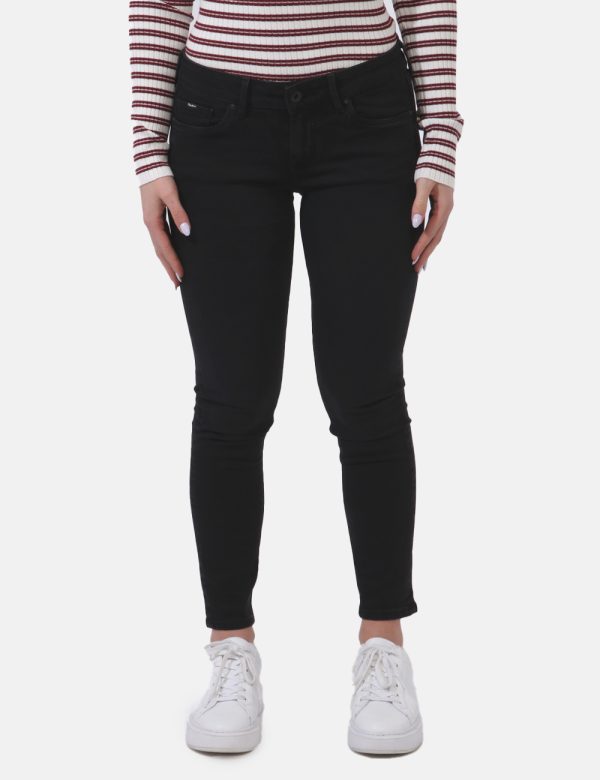 Jeans Pepe Jeans Nero - Jeans in total nero denim con tasche sagomate sul fronte e tasche a toppa sul retro. La vestibilità