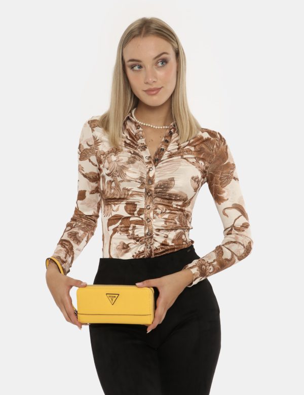 Portafoglio Guess giallo - COMPOSIZIONE E VESTIBILITÀ:100% poliuretanoCONSIGLI DI STILE:Portafoglio di medie dimensioni in t