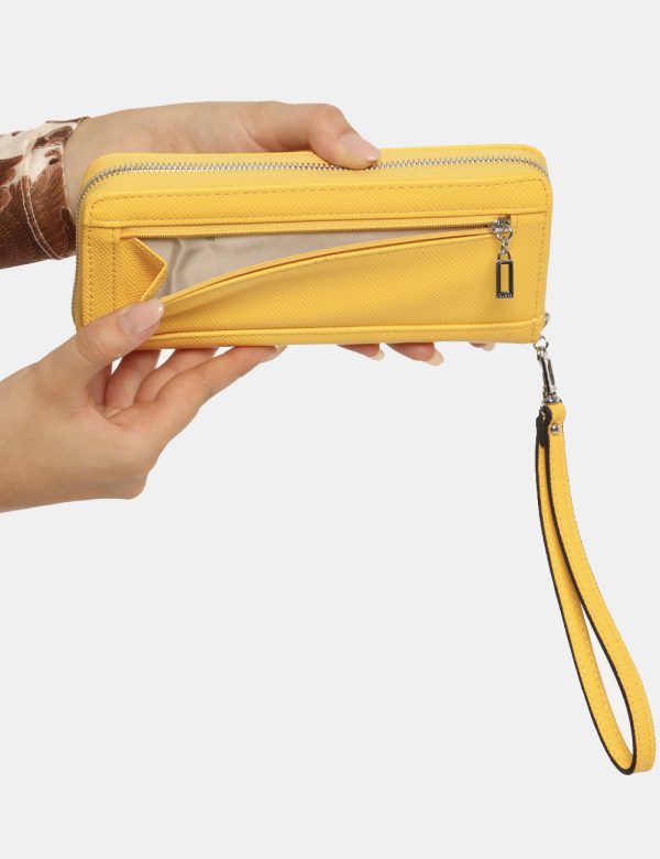 Portafoglio Guess giallo - COMPOSIZIONE E VESTIBILITÀ:100% poliuretanoCONSIGLI DI STILE:Portafoglio di medie dimensioni in t