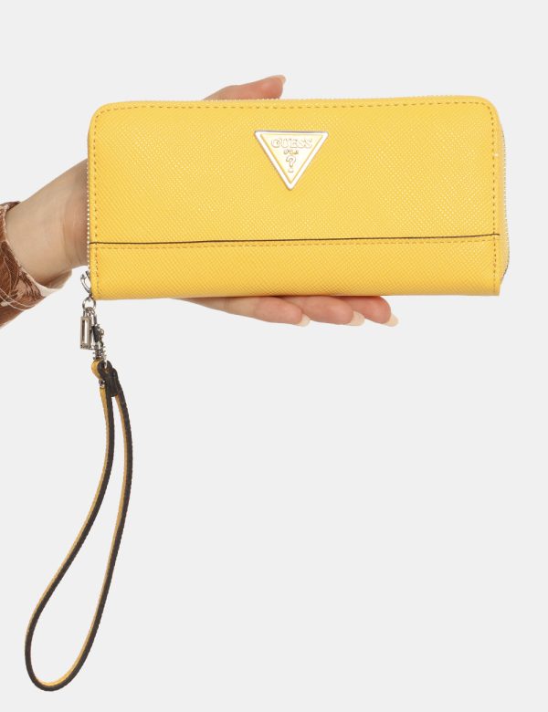 Portafoglio Guess giallo - COMPOSIZIONE E VESTIBILITÀ:100% poliuretanoCONSIGLI DI STILE:Portafoglio di medie dimensioni in t