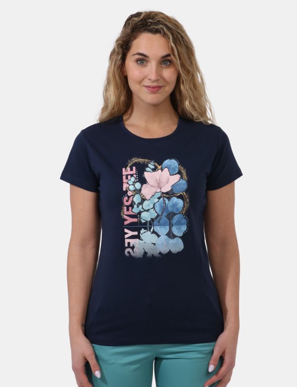 T-shirt Yes Zee Blu - T-shirt su base blu navy con stampa blu e rosa arricchita da dettagli oro. La vestibilità è morbida e