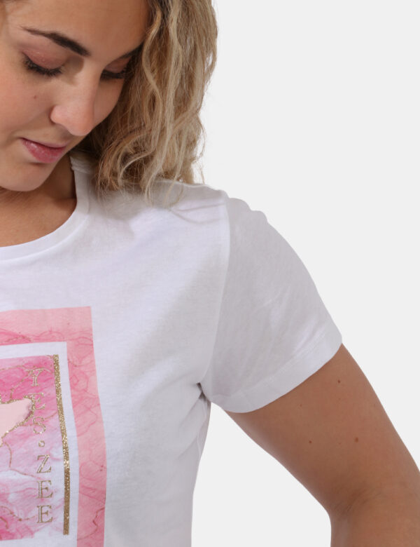 T-shirt Yes Zee Bianco - T-shirt su base bianca con stampa centrale in rosa e glitter dorati. La vestibilità è morbida e reg