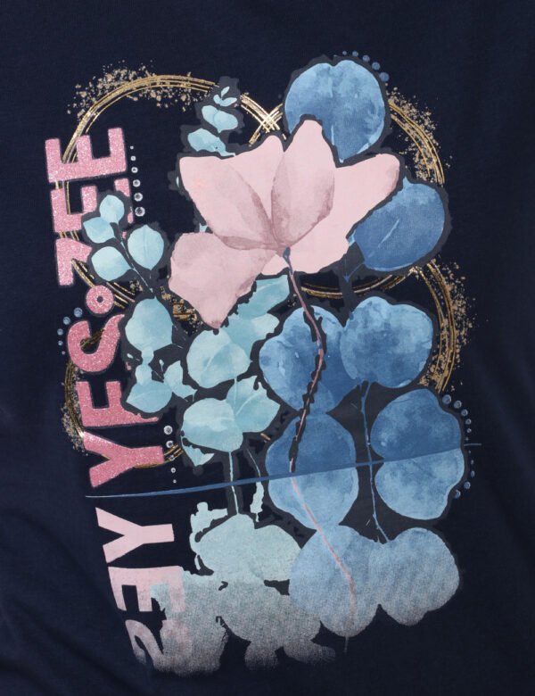 T-shirt Yes Zee Blu - T-shirt su base blu navy con stampa centrale in rosa e glitter dorati. La vestibilità è morbida e rego