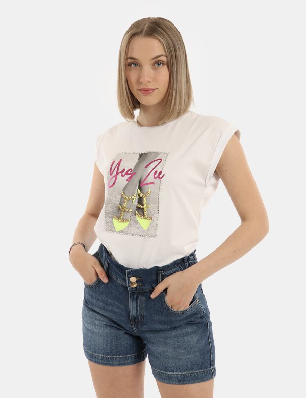 T-shirt Yes Zee bianca con glitter - COMPOSIZIONE E VESTIBILITÀ:100% cotoneLa modella è alta 170 cm e indossa la taglia S. L