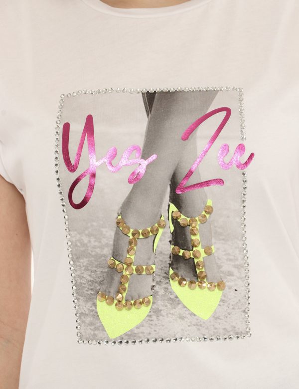 T-shirt Yes Zee bianca con glitter - COMPOSIZIONE E VESTIBILITÀ:100% cotoneLa modella è alta 170 cm e indossa la taglia S. L