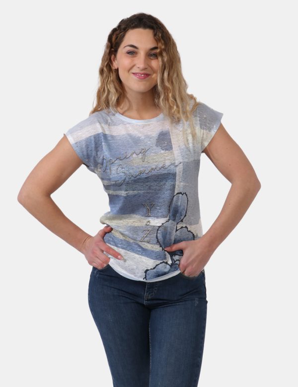 T-shirt Yes Zee Blu - T-shirt a giromanica, in tessuto leggero con stampa in tonalità pastello tendente al blu. La vestibili