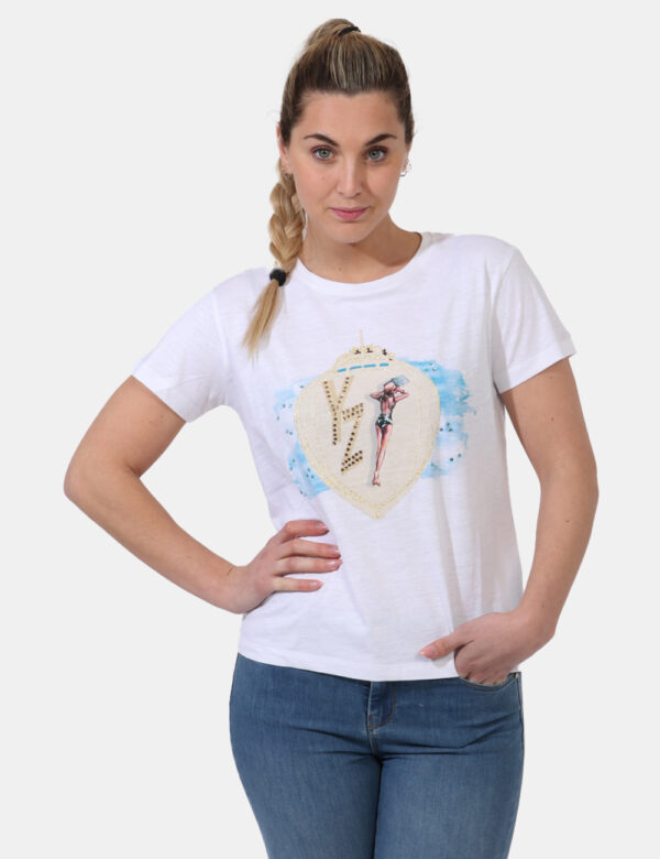T-shirt Yes Zee Bianco - T-shirt su base bianca con stampa centrale in beige e azzurro più glitter dorati. La vestibilità è